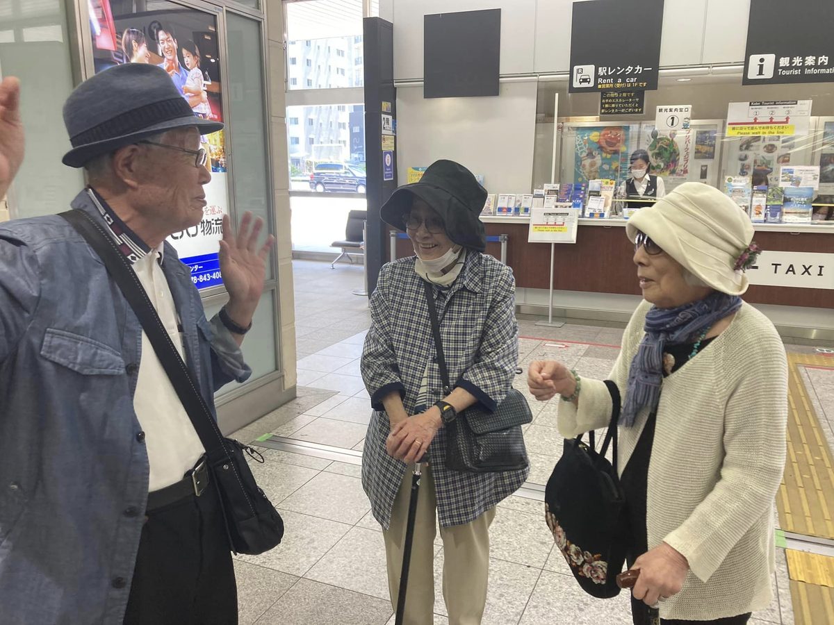 新神戸駅の観光案内所前で、出迎えてくれた友人と三人で語り合っている